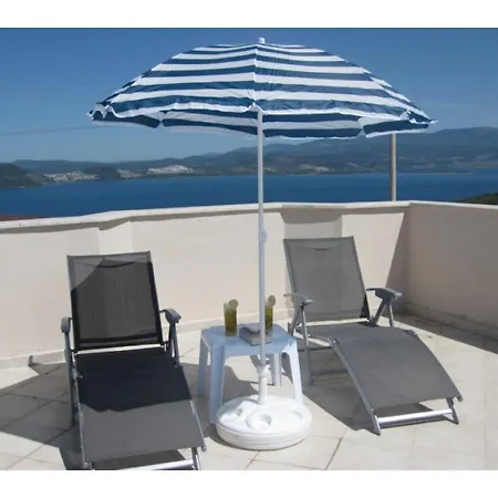 Apartament 2 Bed, 2 Bath On Private Site Within 300 Metres Of The Beach